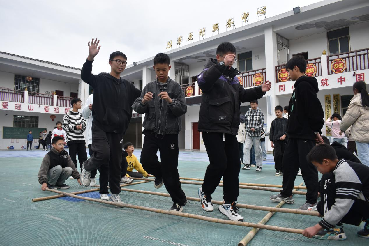 隆回瑤族鄉(xiāng)校園歡跳竹竿舞