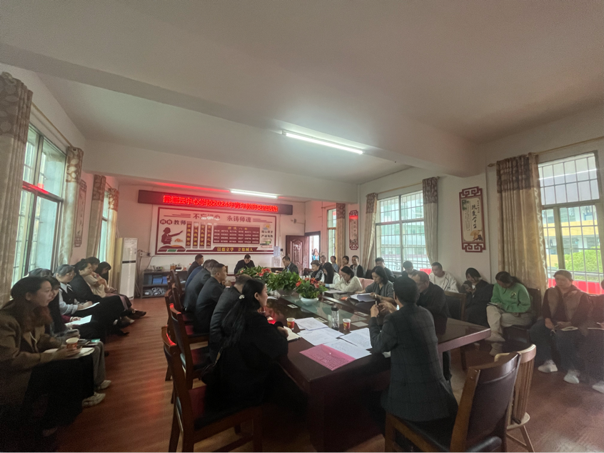 霞塘云中心學校青年教師交流會圓滿舉行：經(jīng)驗傳承，助力成長