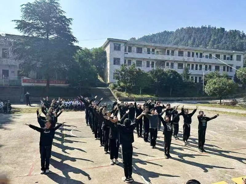 新寧縣崀山鎮(zhèn)崀山學(xué)校青少年宮 開展體操比賽