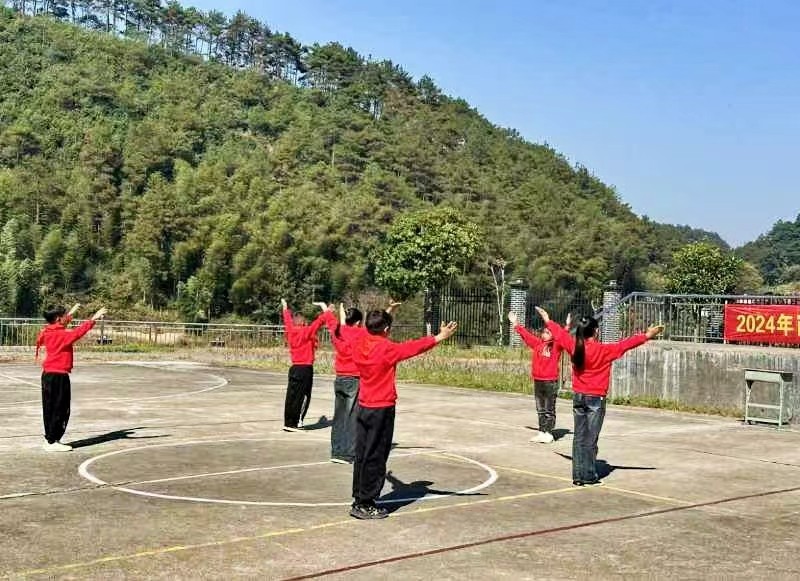 新寧縣崀山鎮(zhèn)崀山學(xué)校青少年宮 開展體操比賽