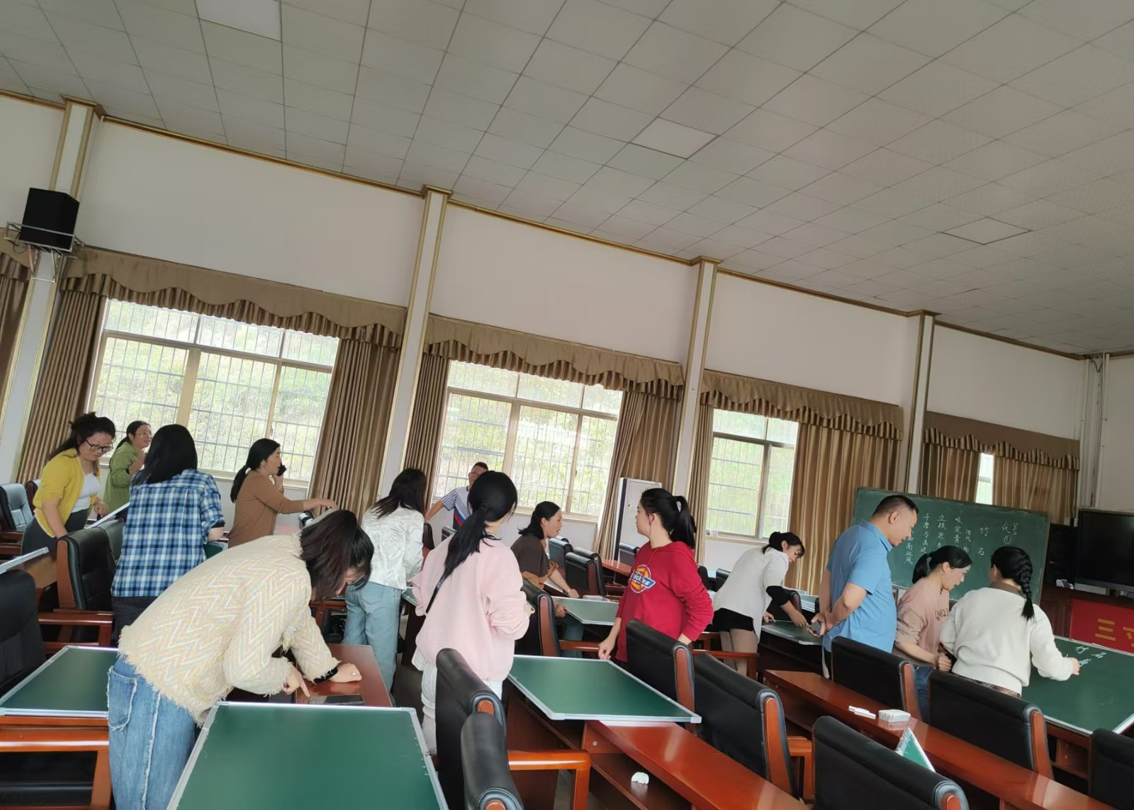 塘渡口中學(xué)舉辦教職工“粉筆字”基本功書寫大賽