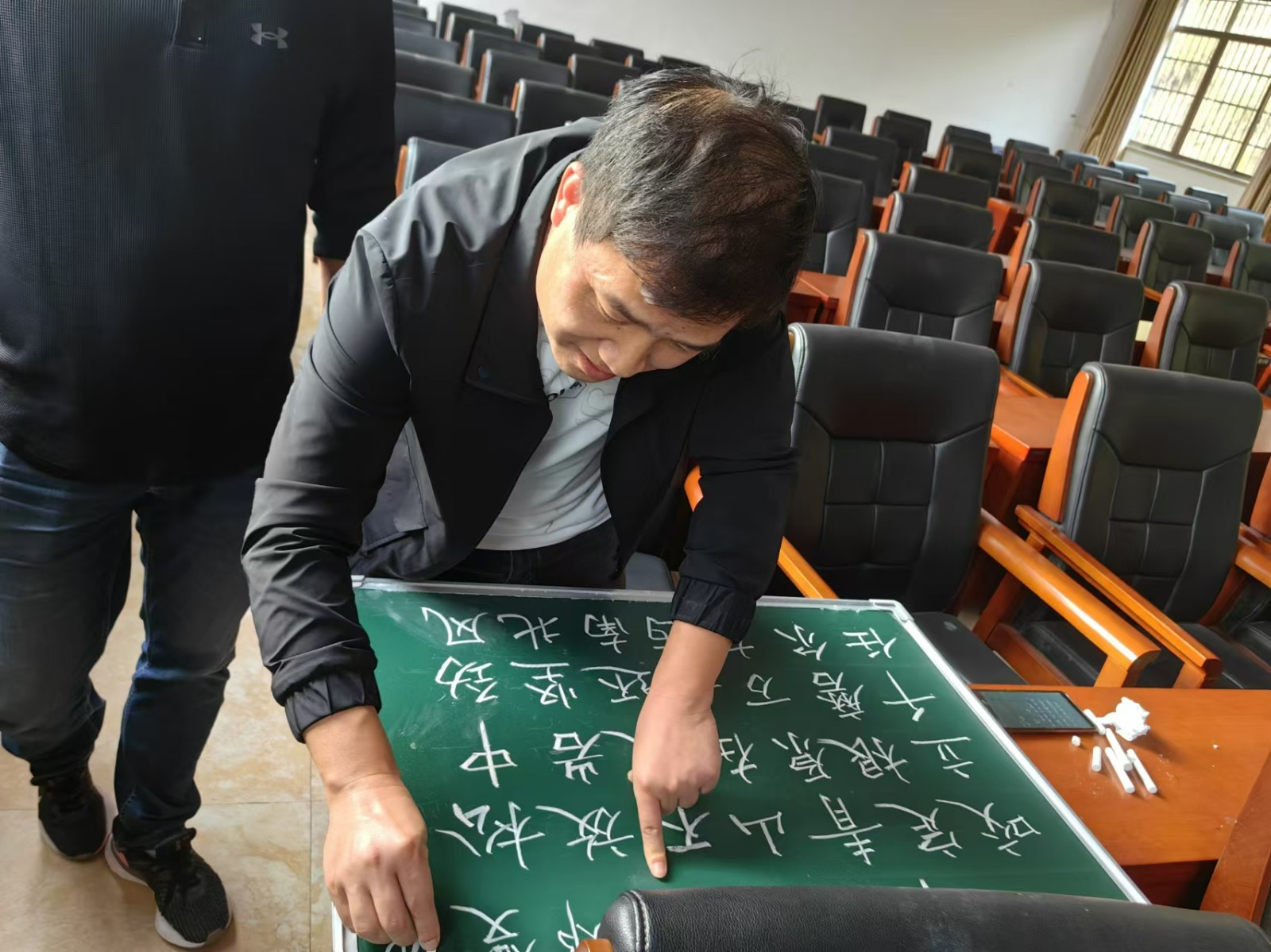 塘渡口中學(xué)舉辦教職工“粉筆字”基本功書寫大賽