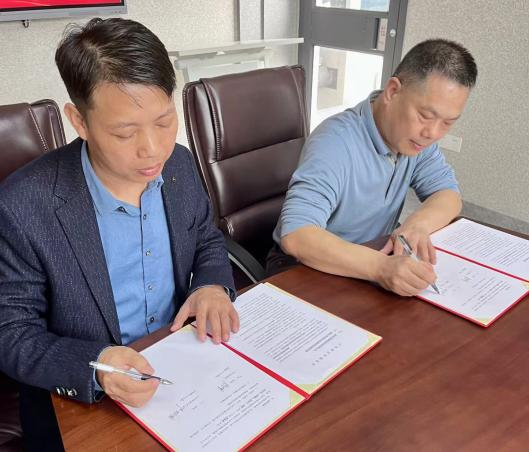 湖南安圖麗新材料科技有限公司與湖南工程學院先進功能材料創(chuàng)新研究院校企合作簽約儀式圓滿完成！