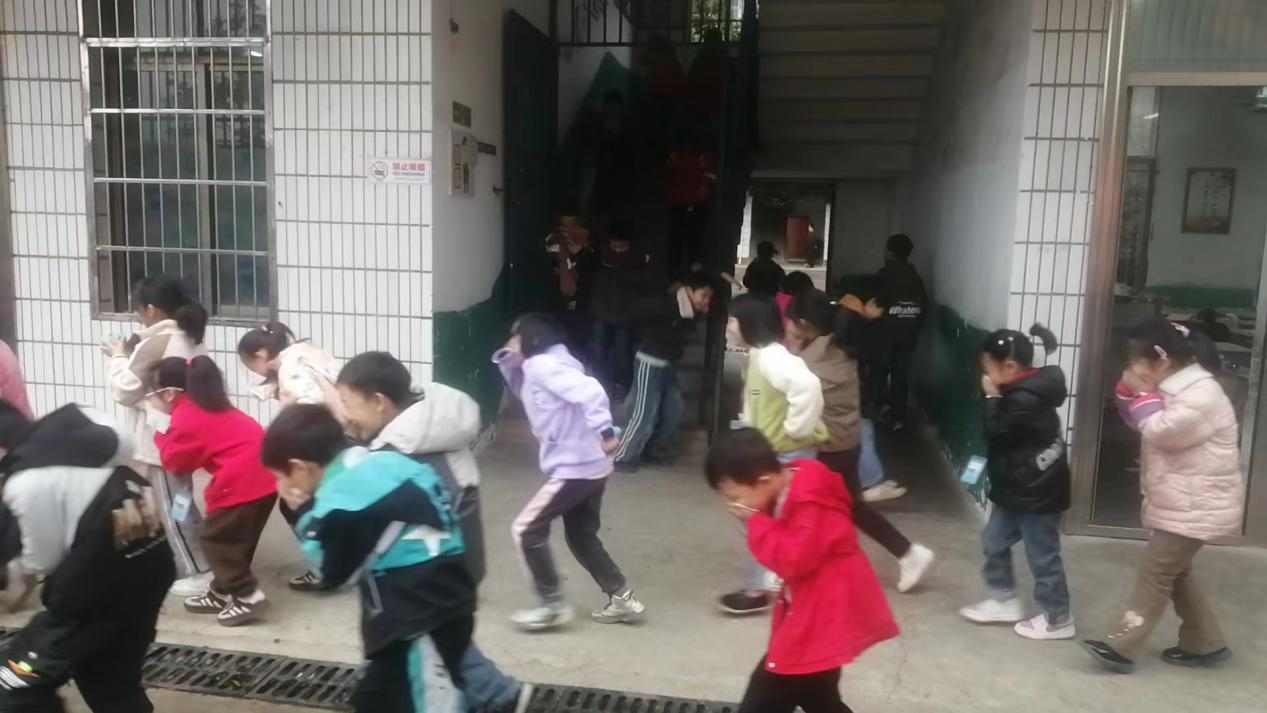 以“演”筑防 疏散有“方 ——下花橋鎮(zhèn)中心完全小學開展消防演練