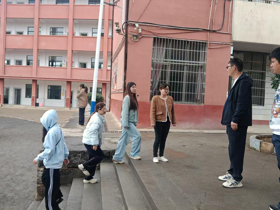 以“演”筑防 疏散有“方 ——下花橋鎮(zhèn)中心完全小學開展消防演練