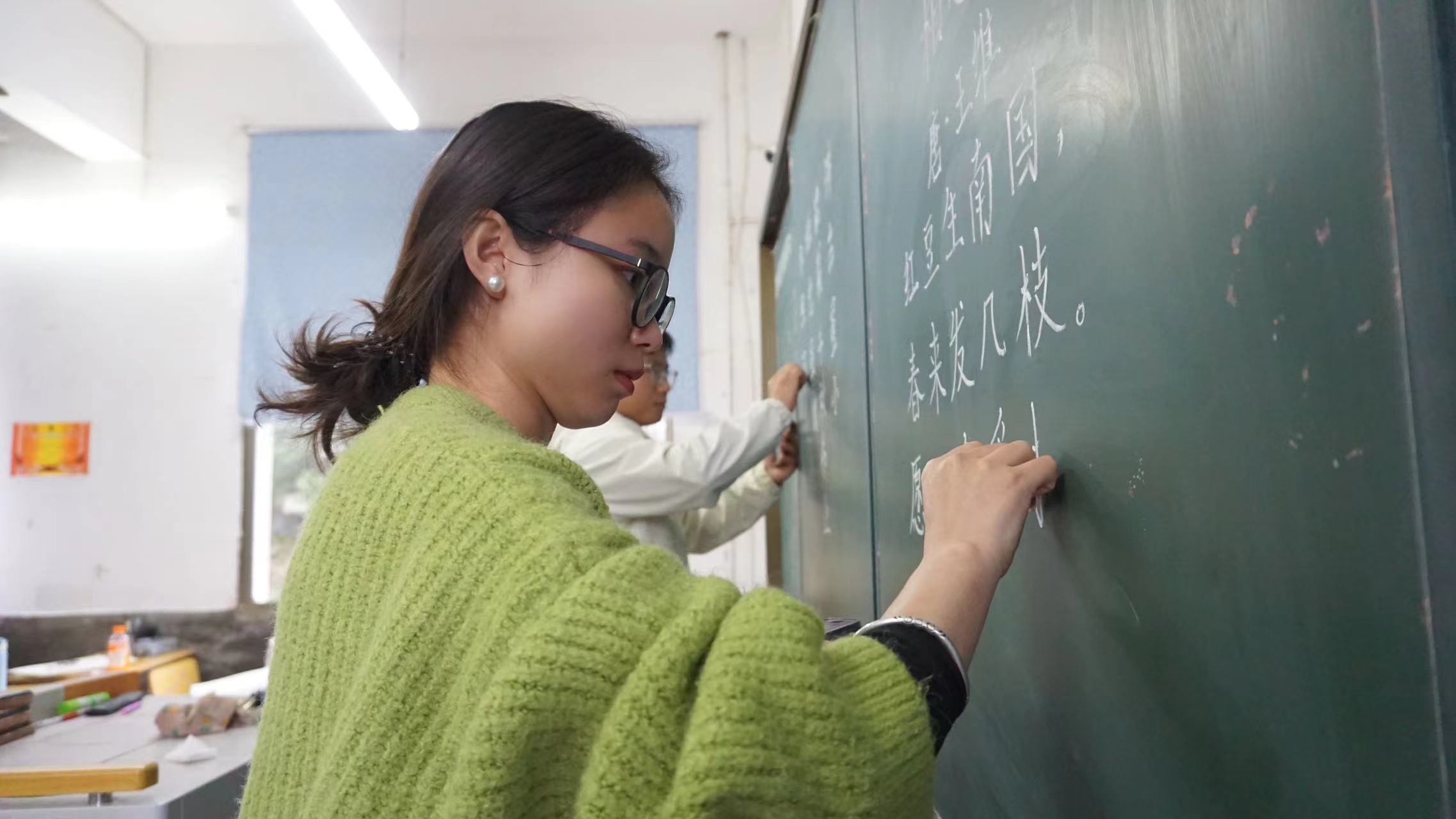 “粉 ”墨凝初心 提“ 筆”展風采