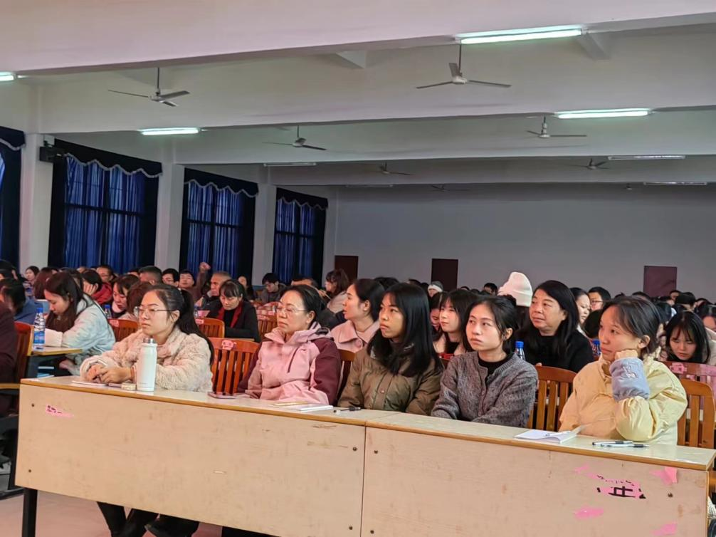 開展專項校本研修  助力教師專業(yè)成長