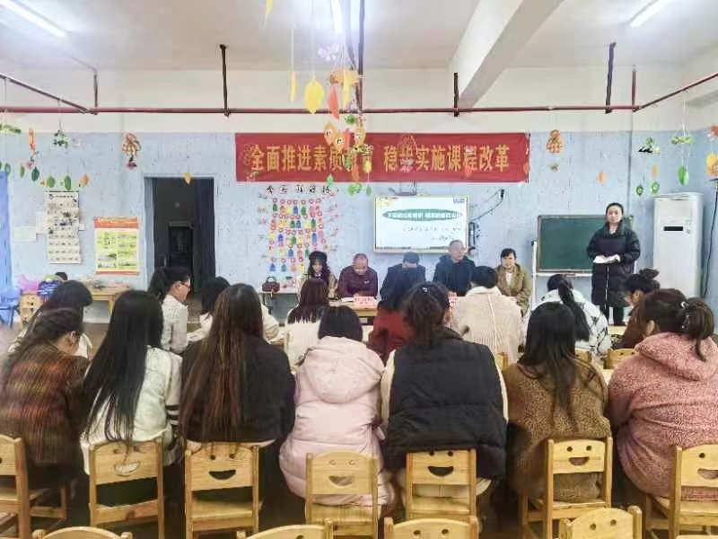 不忘初心勤思研 校本研修促成長