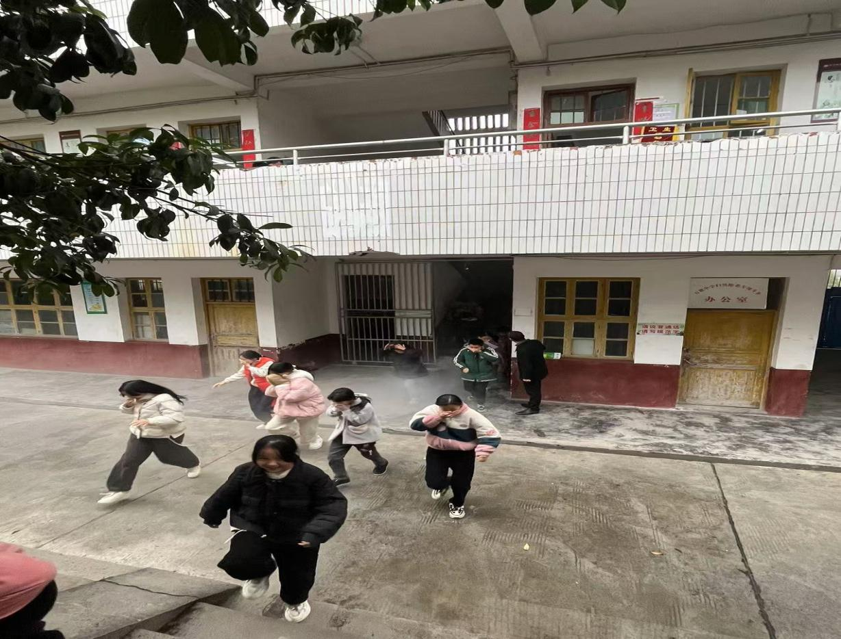 萬(wàn)塘中心學(xué)校開(kāi)展消防安全演練培訓(xùn)