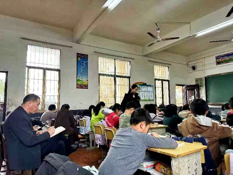 推門聽課常態(tài)化，深入課堂促成長