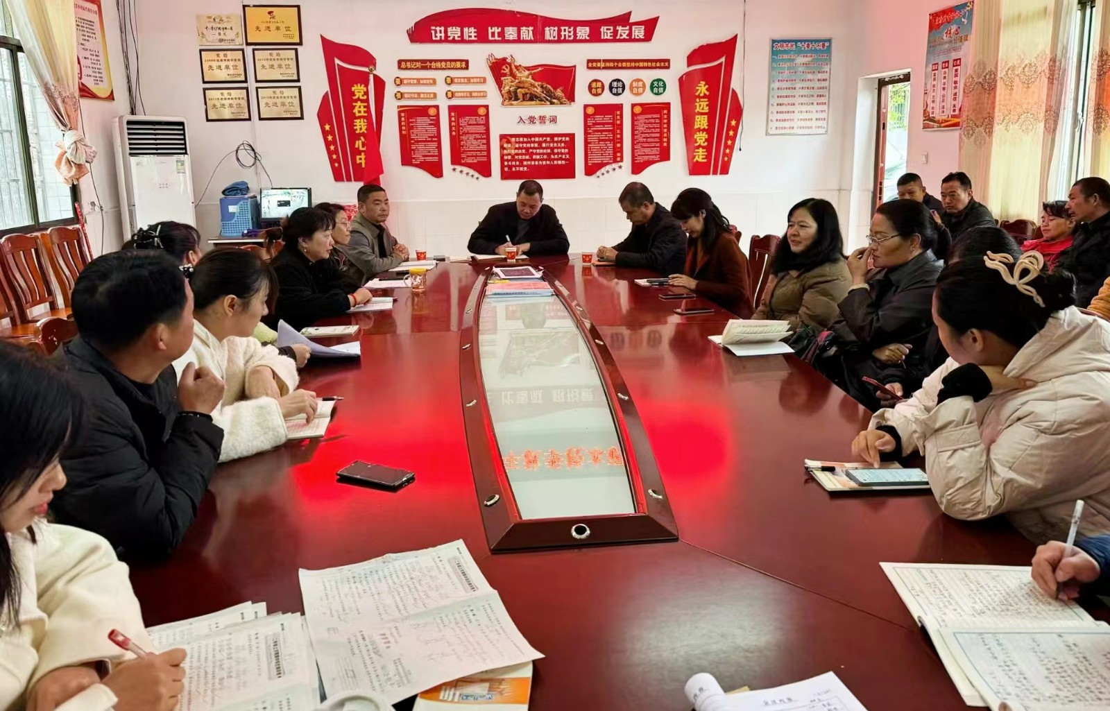 推門聽課常態(tài)化，深入課堂促成長