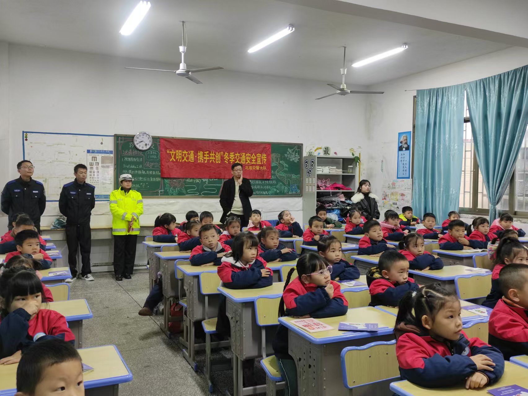 北塔小學(xué)開展“文明交通，攜手共創(chuàng)”全國交通安全日