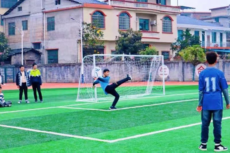 綠茵場(chǎng)上，激情飛揚(yáng)