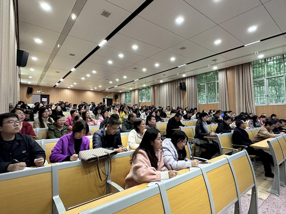 隆回二中邀請名師做專題講座