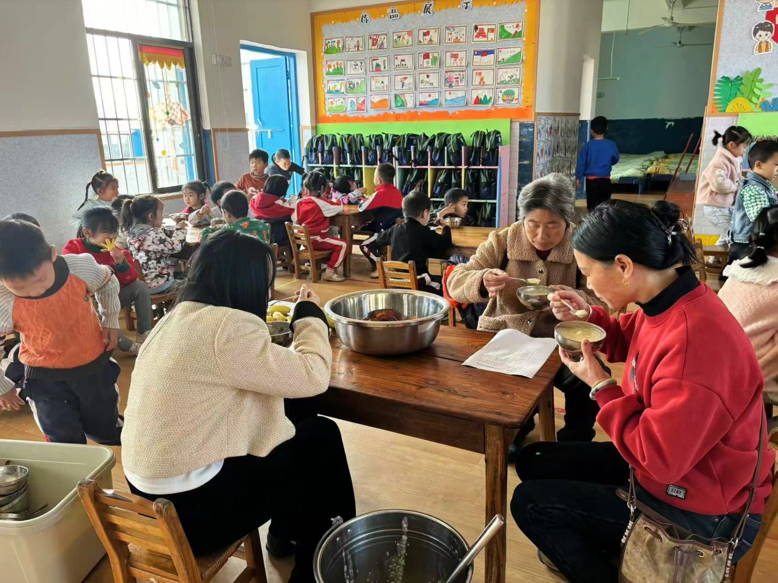 “關(guān)注幼兒飲食，共筑健康成長(zhǎng)”