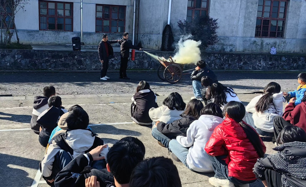 回龍寺鎮(zhèn)軍田中學(xué)消防宣傳入校園暨消防演練