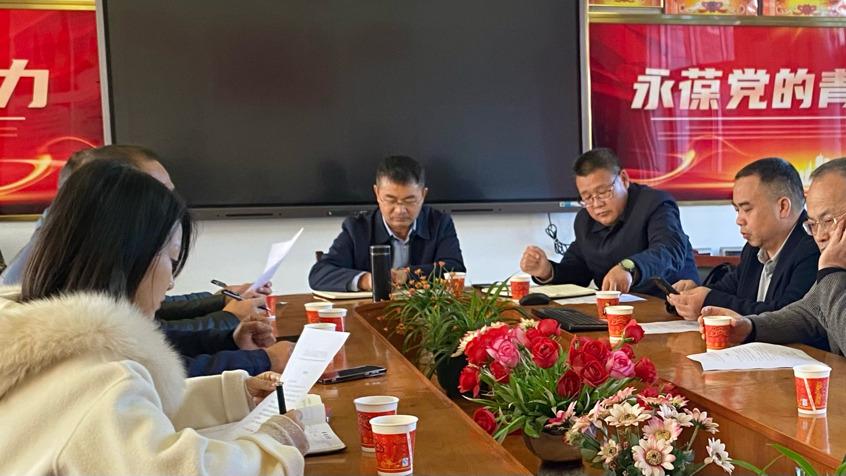 洞口縣縣委常委副縣長張綱學(xué)來竹市鎮(zhèn)中學(xué)檢查指導(dǎo)食堂整改工作