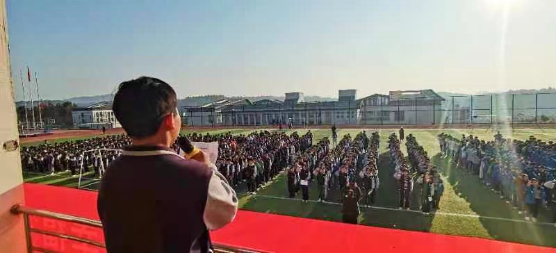白倉鎮(zhèn)芙蓉學(xué)校舉行國旗下的講話
