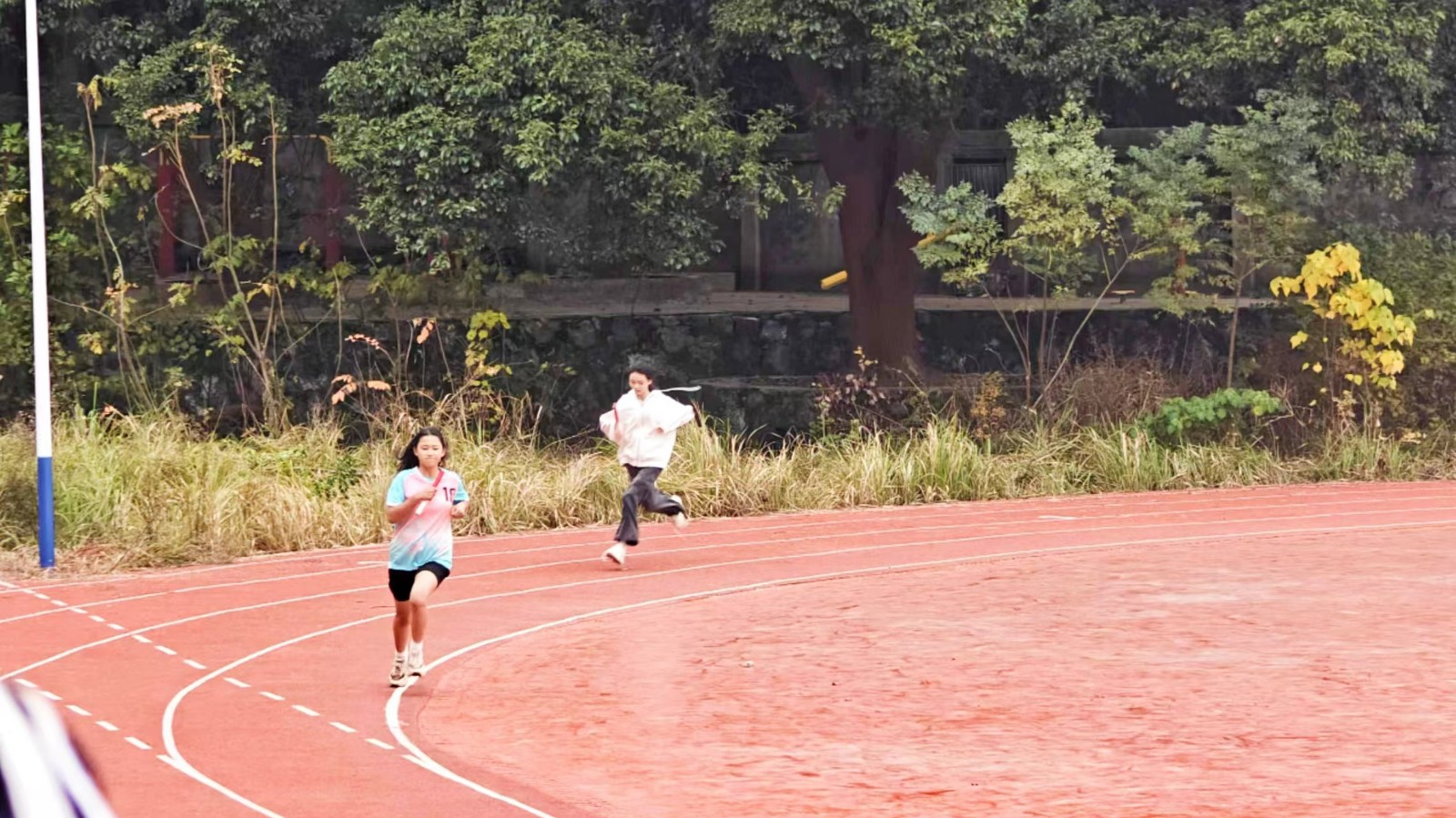 冬日暖陽青春盛，運(yùn)動場上展英姿