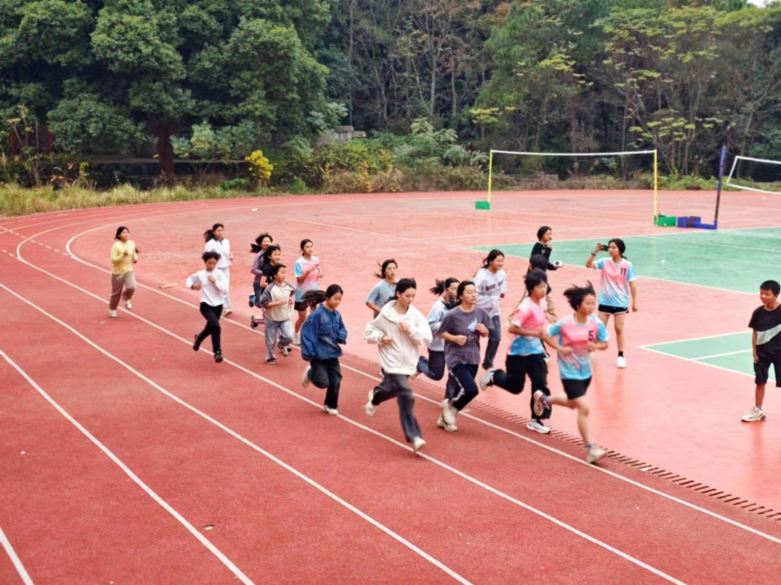冬日暖陽青春盛，運(yùn)動場上展英姿