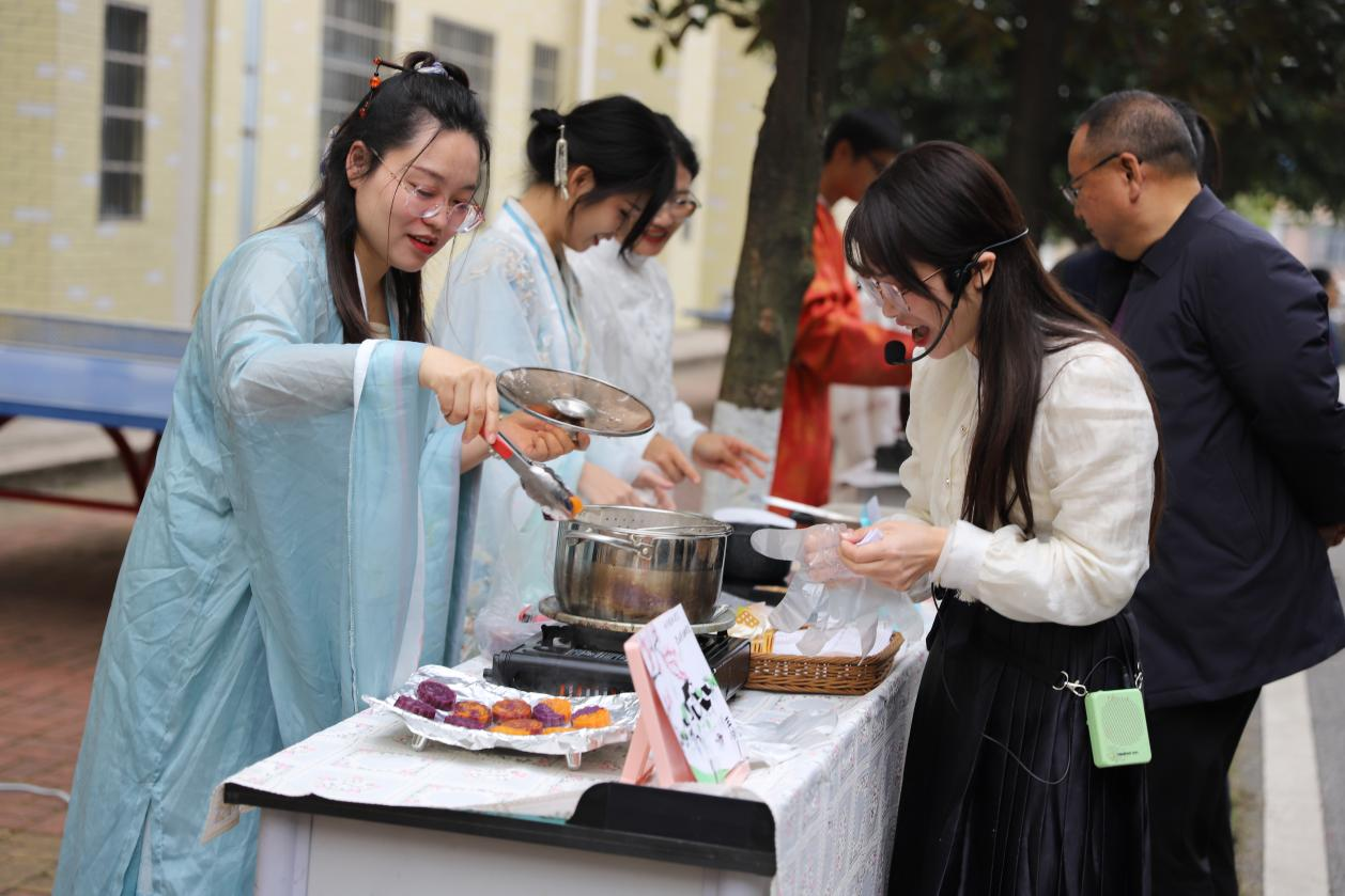 張克家名校長工作室赴杏園小學(xué)觀摩“書香校園”成果展示