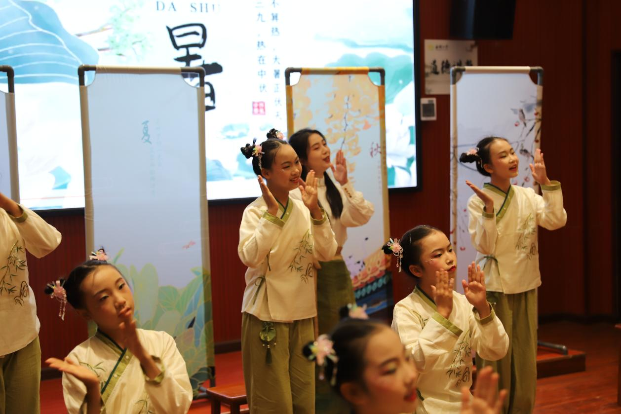 張克家名校長工作室赴杏園小學(xué)觀摩“書香校園”成果展示