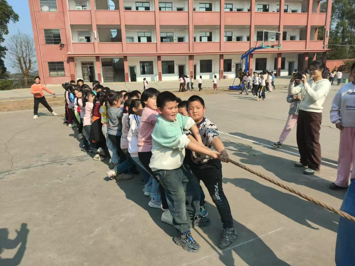 下花橋鎮(zhèn)中心完全小學(xué)舉行冬季運(yùn)動(dòng)會(huì)閉幕式暨頒獎(jiǎng)儀式