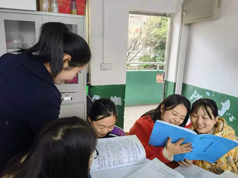 塘渡口鎮(zhèn)第二完全小學(xué)開展校本研修集體備課