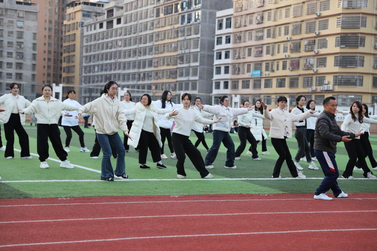 城區(qū)二小舉行太極拳比賽