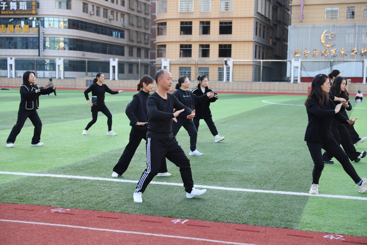 城區(qū)二小舉行太極拳比賽
