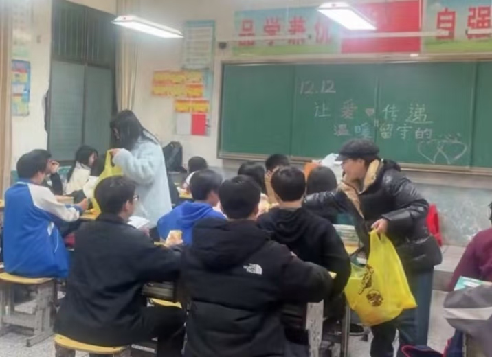 梽木山全體師生溫情共度留守兒童日，共享電影之夜