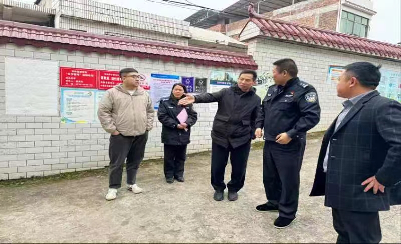 邵陽縣公安局暗訪小溪市鎮(zhèn)中學安保工作