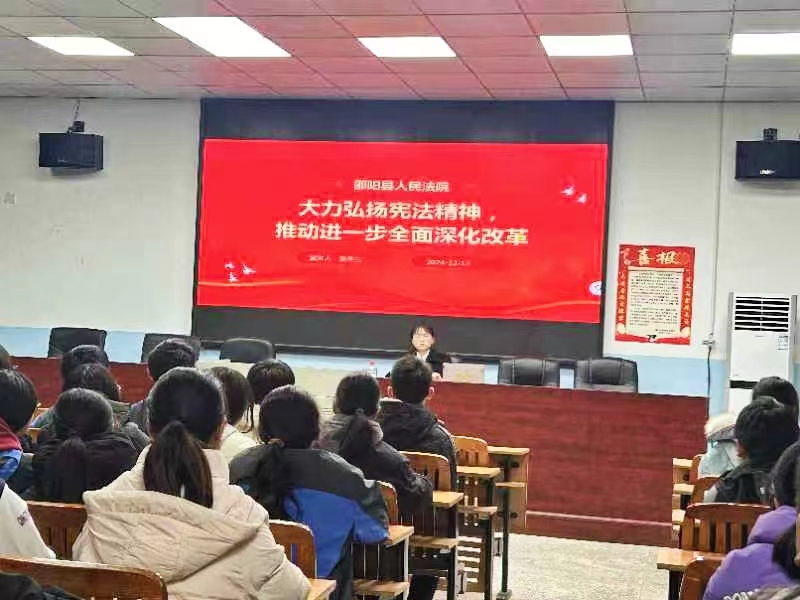 法治之光耀校園，青春之路伴法行