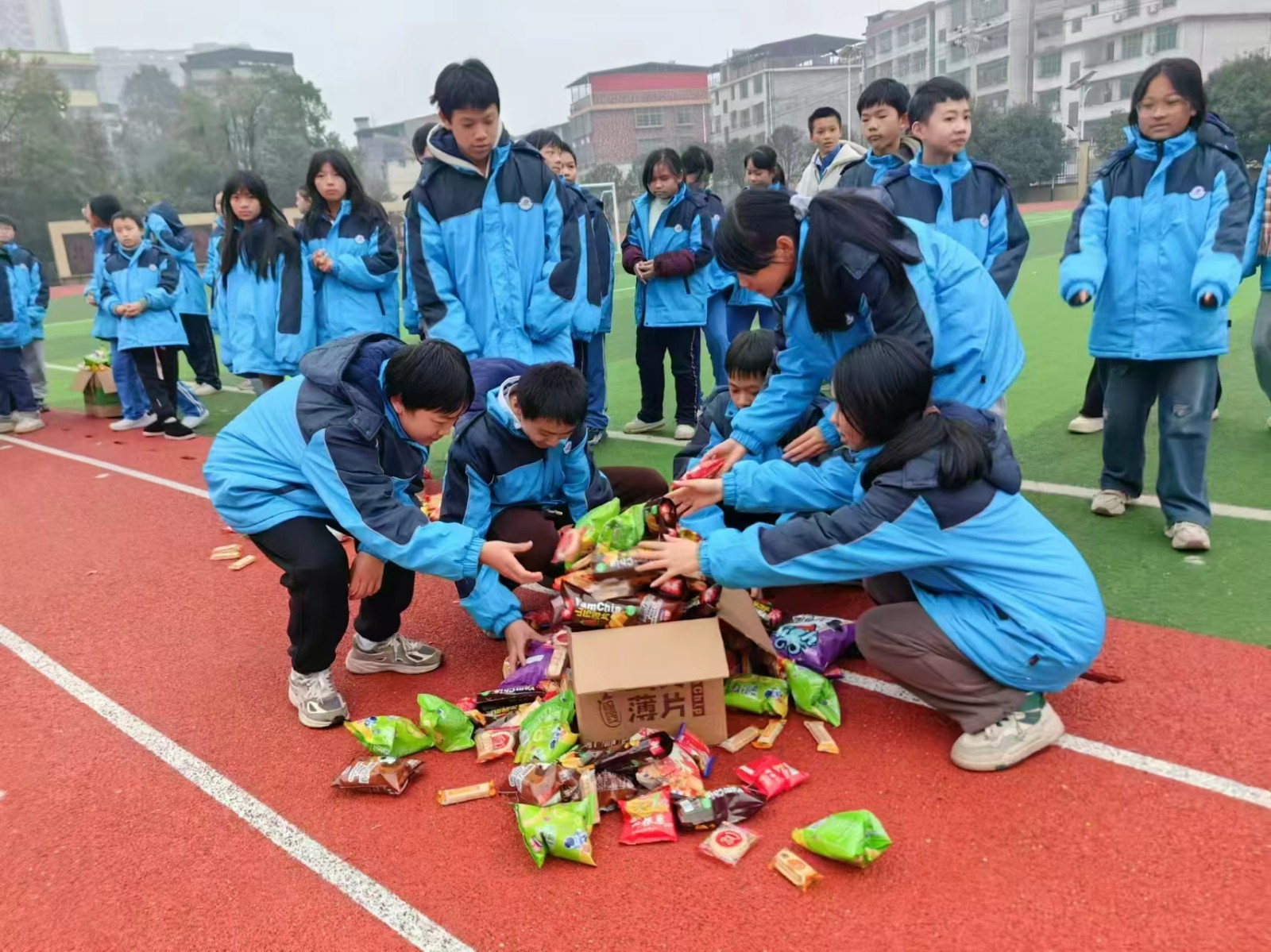 愛心相護(hù)  沐光而行：