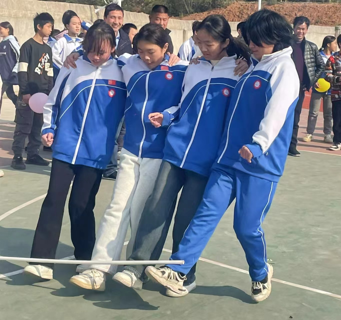 梽木山中學(xué)冬季運動會圓滿舉行，師生共享歡樂時光