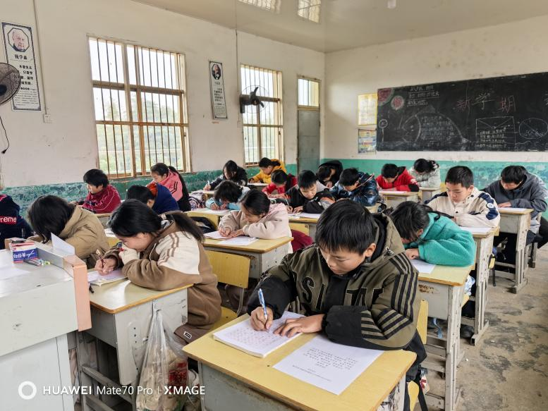 墨香沁校園，妙筆書(shū)青春