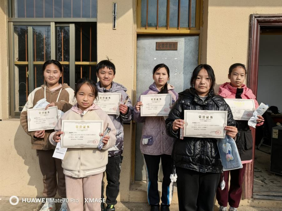 墨香沁校園，妙筆書(shū)青春