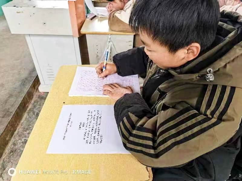 墨香沁校園，妙筆書(shū)青春