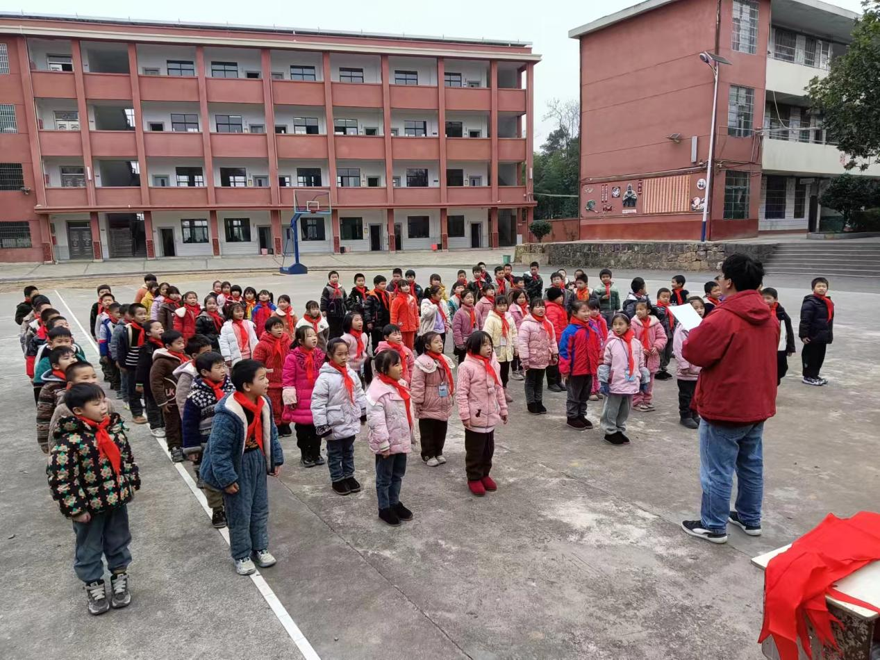 “紅領(lǐng)巾愛祖國，爭(zhēng)做新時(shí)代好少年”