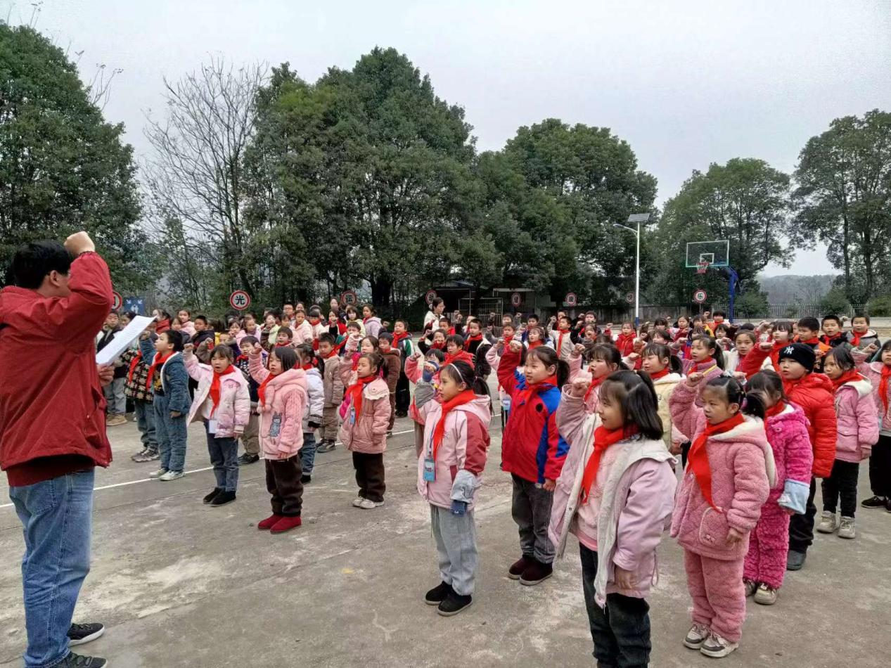 “紅領(lǐng)巾愛祖國，爭(zhēng)做新時(shí)代好少年”