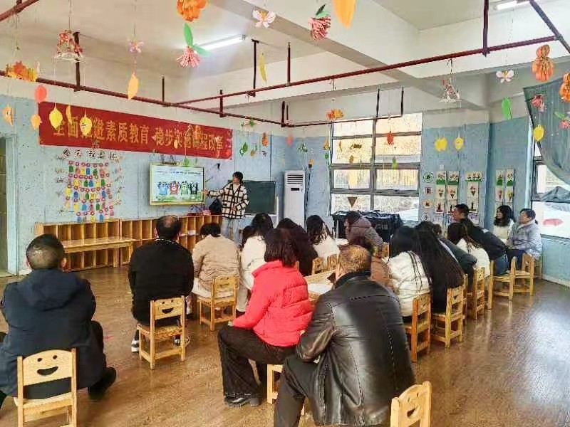 凝心聚力齊奮進(jìn)，校本研修促成長(zhǎng)