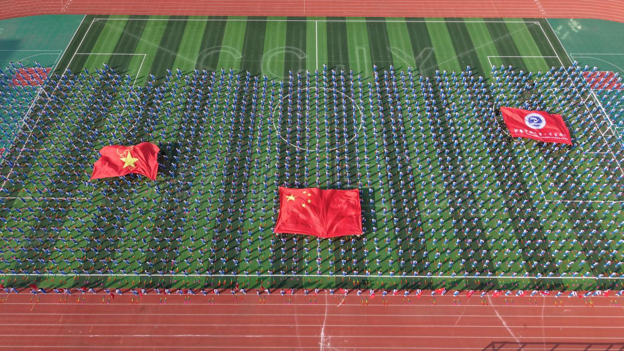 城區(qū)二小大課間展示：師生并肩，共繪“民族團(tuán)結(jié)”絢爛畫(huà)卷