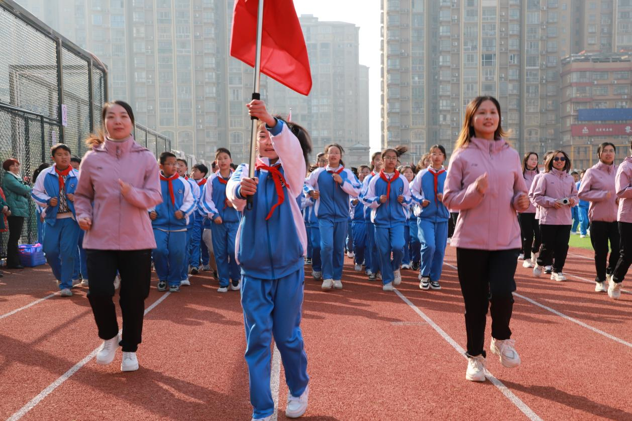 城區(qū)二小大課間展示：師生并肩，共繪“民族團(tuán)結(jié)”絢爛畫(huà)卷