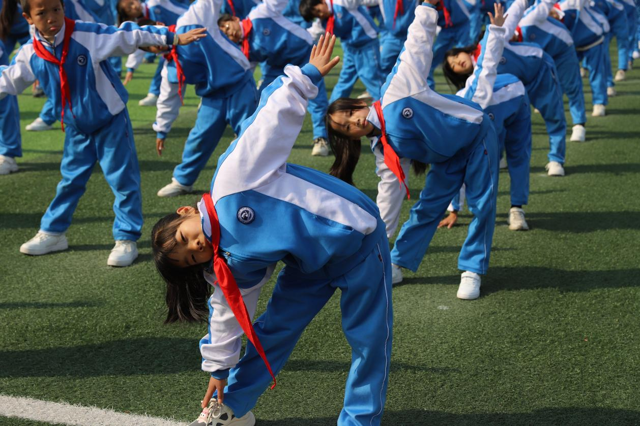 城區(qū)二小大課間展示：師生并肩，共繪“民族團(tuán)結(jié)”絢爛畫(huà)卷