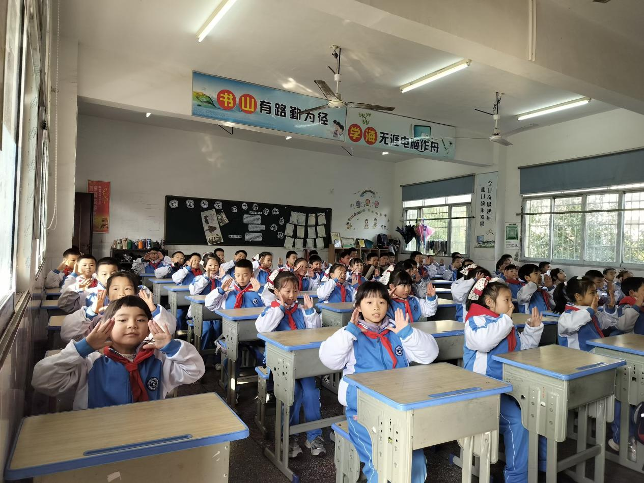 城區(qū)二小大課間展示：師生并肩，共繪“民族團(tuán)結(jié)”絢爛畫(huà)卷