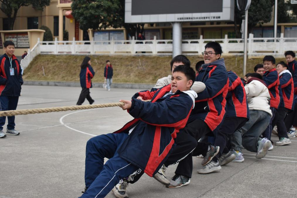 隆回二中拔河拔出“精氣神”