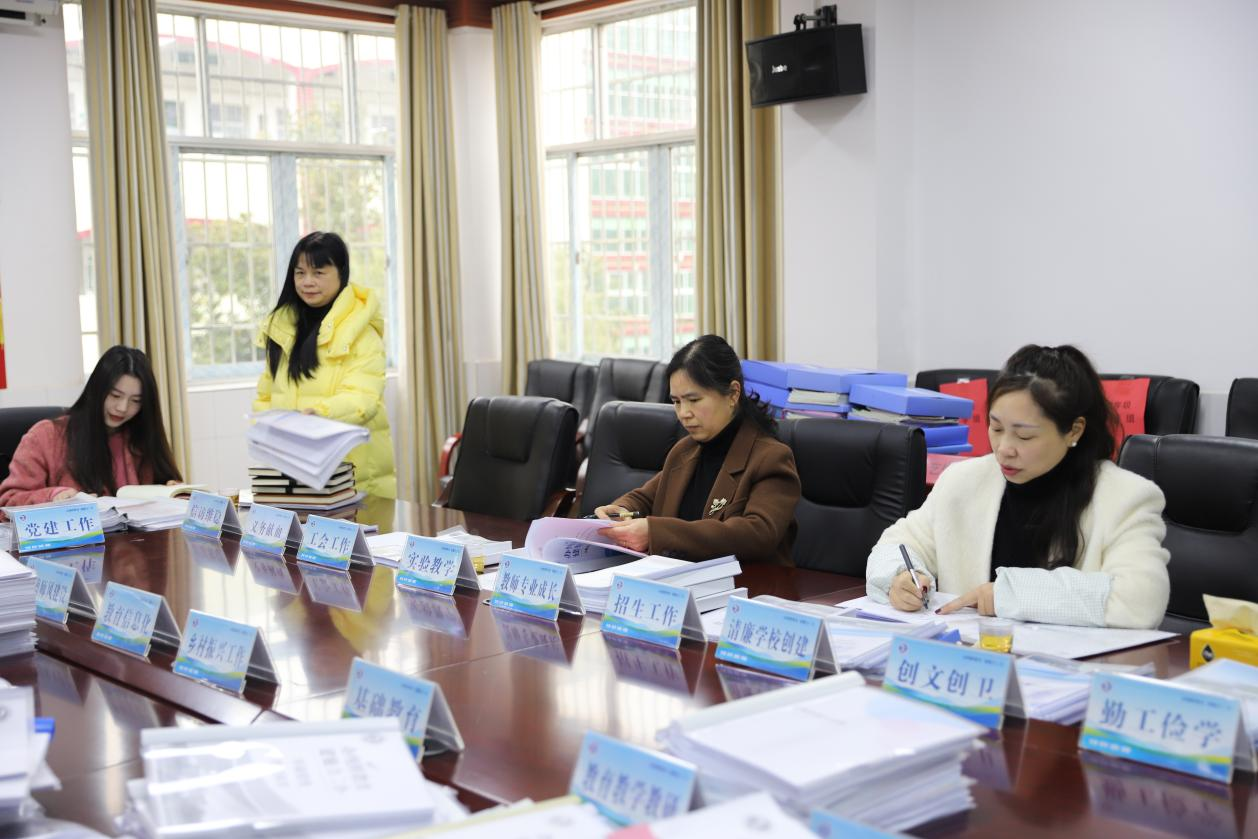 城區(qū)二小迎接宋家塘街道中心學(xué)校期末工作檢查