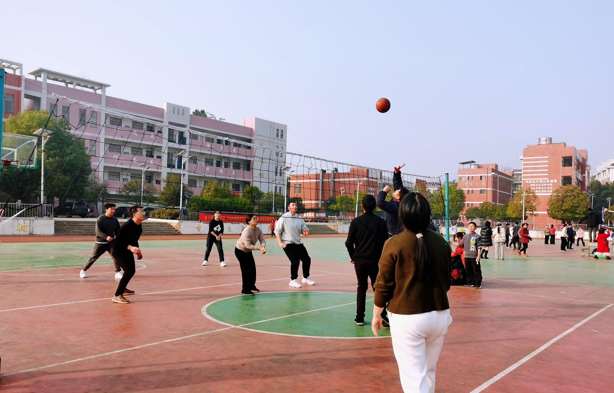 水頭學(xué)校舉行“迎新年 慶元旦” 教職工排球比賽