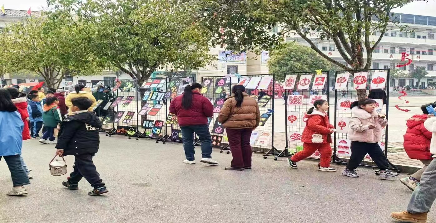 五峰鋪鎮(zhèn)中心完小慶“元旦”合唱比賽、課后服務(wù)書畫展暨家長(zhǎng)開放日活動(dòng)圓滿舉行