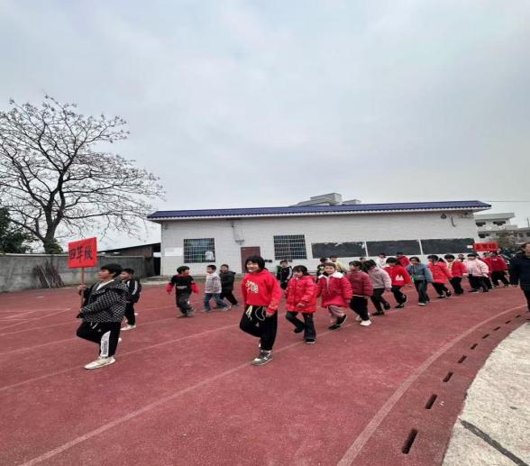 白馬田中心小學 開展慶“元旦”體育運動會